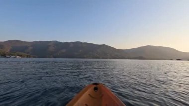 Sakin bir gölde kano gezisi.