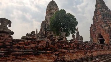 Tarihi tapınağın yavaş panoramik görüntüsü