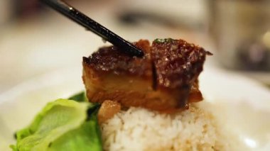 Lezzetli Dong Po domuz pirinçle servis edilir.