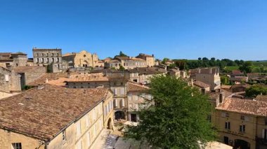 Bisikletçi manzaralı Saint Milyon Caddesi 'nde geziyor.