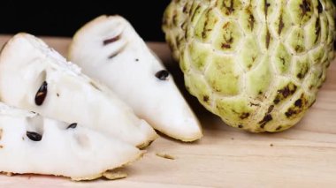 Tahtada kremalı elma ve dilimler