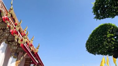 Mavi gökyüzüne karşı tapınak çatısı