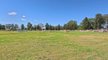 Açık otlakta at binme etkinliği