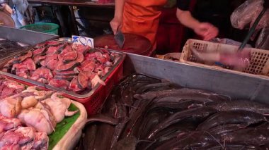 Meşgul bir pazarda deniz ürünleri tedarikçisi