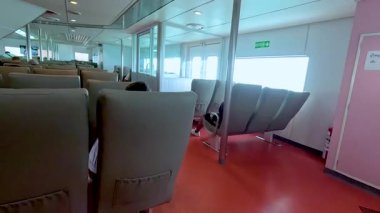 Tayland 'da, Koh Samui' de oturan yolcu feribotu, parlak ışıklandırma ve sakin bir atmosfer.