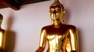 Huzurlu tapınaktaki Buda heykelleri
