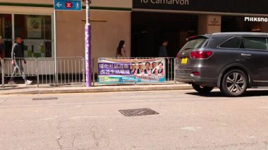 Kalabalık bir caddede yayalar ve araçlar