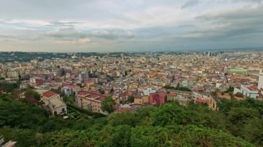 Turistler Napoli şehir manzarasının panoramik manzarasını seviyorlar