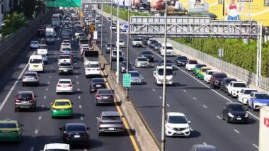 Sabit hareket halindeki birden fazla araç şeridi