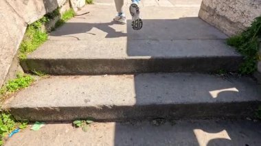 Paris 'te bir heykelin yanında yürüyen insanlar.