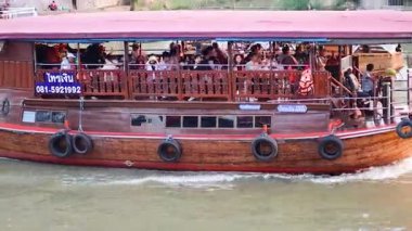 Turistler Ayutthaya 'da tekne turunun keyfini çıkarıyorlar