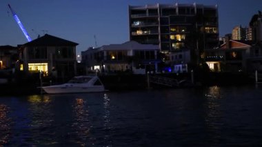 Yat geceleri binaların önünden geçiyor.