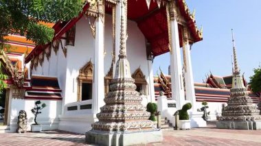 Açık mavi gökyüzünün altında güzel bir tapınak mimarisi