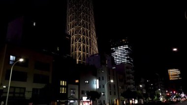 Ardışık olarak ışıldayan bir kulenin gece görüşü