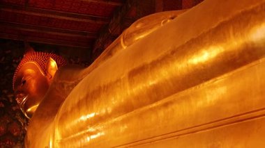 Bangkok tapınağındaki yaslanan Buda 'nın altın heykeli