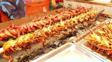 Bangkok 'ta bıldırcın şiş ızgara yapan sokak satıcısı canlı renkler ve dinamik kamera açılarıyla canlı bir atmosfer sergiliyor.