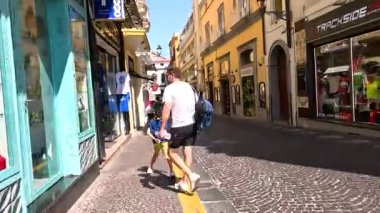 Yayalar ve araçlar hareketli bir caddede