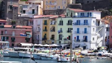 Botlar Sorrento 'daki canlı binaların yakınına yanaştı.