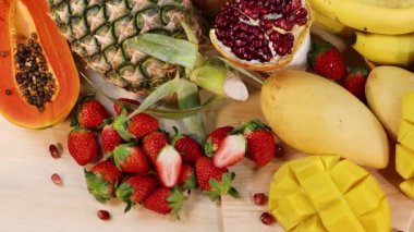 Çeşitli taze meyvelerden oluşan canlı bir karışım.