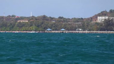 Phuket, Tayland 'da sakin bir okyanus manzarası. Berrak gün ışığında yemyeşil ve sakin suları sergiliyor.