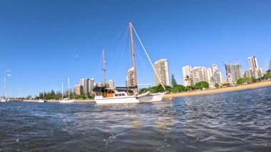 Altın Sahil 'in yakınından bir tekne geçiyor.