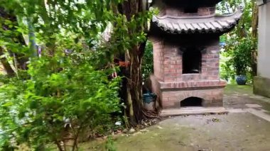 Tapınak mimarisi ve doğanın huzurlu bir görüntüsü.