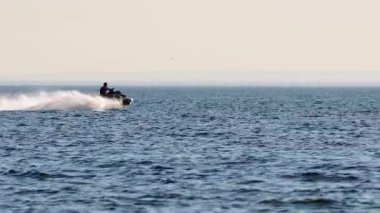 Jetski binicisi hızlı bir gösteri sergiliyor