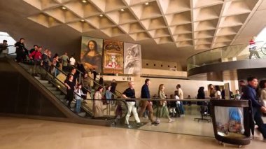 Turistler ünlü tabloları müze ortamında görüyorlar