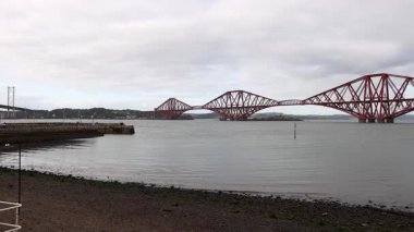 İskoçya 'daki sakin sular üzerinde ikonik köprü