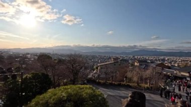Tapınakta panoramik şehir manzaralı turistler