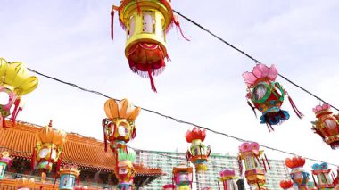 Tapınak avlusunda renkli fenerler sallanıyor