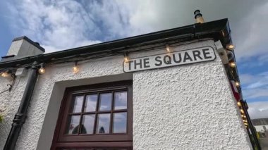 İşaretli bir binanın dış görünümü