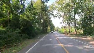 Etrafı yeşilliklerle çevrili pitoresk bir yolda ilerliyoruz.