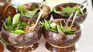 Hindistan cevizi kabukları otlar ve baharatlarla dolu.