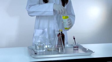 Bir katalizörle hidrojen peroksit ayrışmasını gösteriyor.