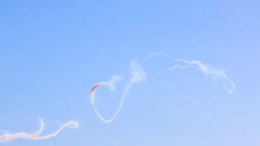 Aerobatik uçaklar, Avustralya, Geelong 'da açık mavi gökyüzüne karşı, dinamik hava manevraları sergiliyor.