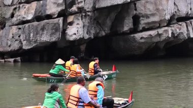 Turistler manzaralı bir tekne yolculuğunun tadını çıkarırlar.