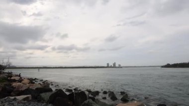 Şehir silueti mesafeli Rocky sahili