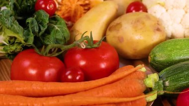 Beyaz arka planda gösterilen çeşitli sebzeler