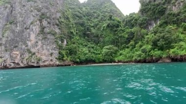 Krabi 'deki yemyeşil kayalıklar ve turkuaz sular