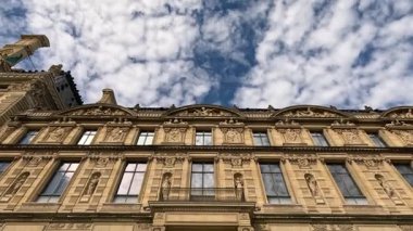 Louvre Müzesi 'nin süslü görünüşünün ayrıntılı görüntüsü
