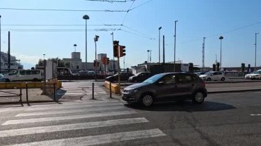 Yoğun bir kavşaktan geçen arabalar