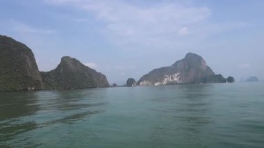 Sakin ada noktalı sularda tekne gezisi