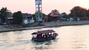Ayutthaya nehri boyunca seyreden turist botu