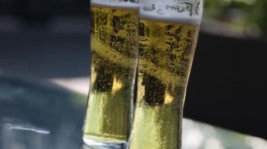 Güpegündüz köpüklü bir bira bardağı.