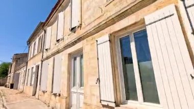 Pauillac 'ta kepenkleri kapalı taş binalar.