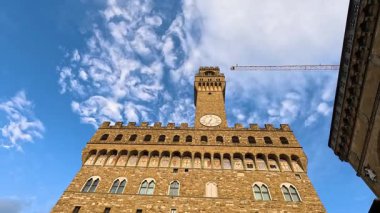 İnsanlar tarihi Vecchio Sarayı 'nın yakınında toplandı.