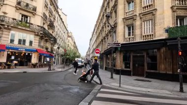 Yayalar ve trafik yoğun bir kavşakta yol alırlar.