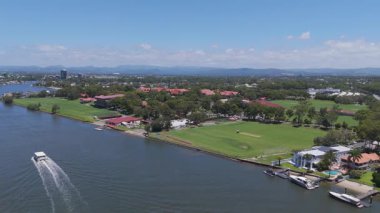 Drone manzaralı okul ve nehir manzarası yakalıyor