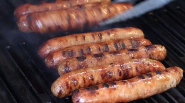 Izgarada pişen cızırdayan sosisler